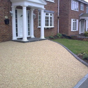 Pattern imprinted concrete driveway